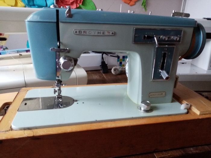 Winding a bobbin – vintage Brother 661